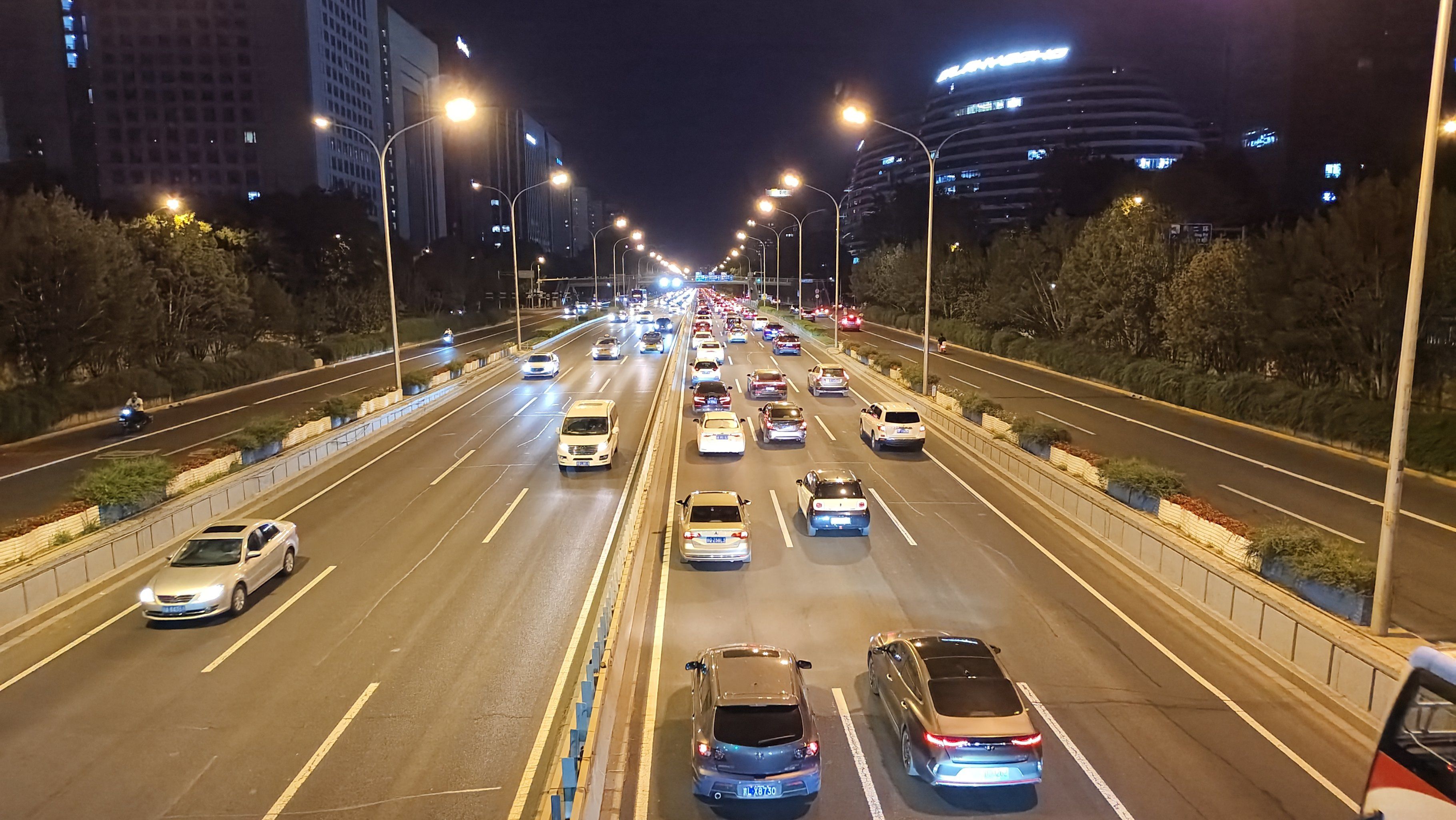 城影下的夜行车