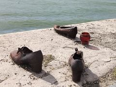 -多瑙河畔鞋履雕塑