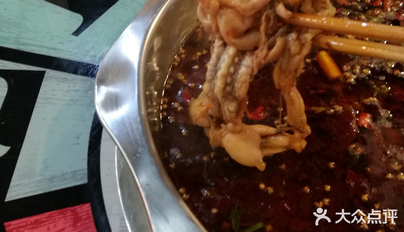 美蛙鱼头火锅在重庆也是很受欢迎的