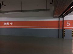 -绿地缤纷城-停车场