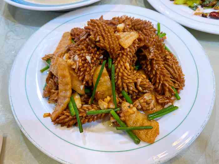 汇泉楼饭庄"环境不错,菜品味道很好,正宗鲁菜,停车方.