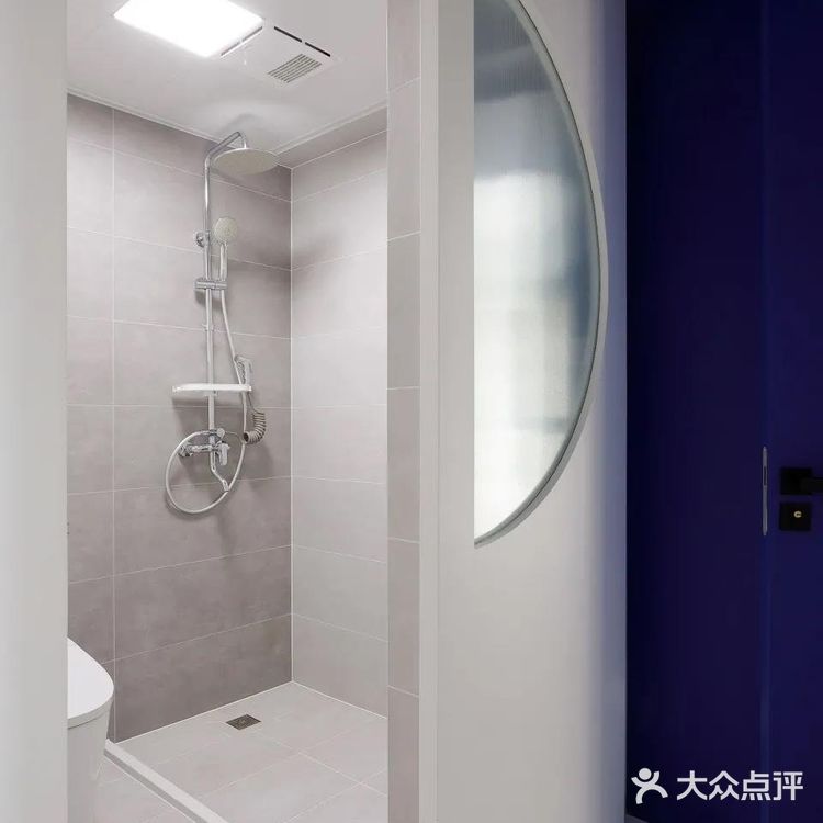 克莱因蓝下的流线型音乐之家 - 蓝境 