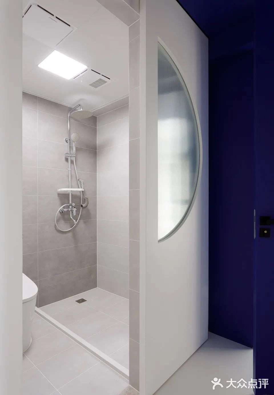 克莱因蓝下的流线型音乐之家 - 蓝境 