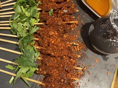 -何师烧烤·小龙虾·江湖川菜·精酿啤酒(成温店)