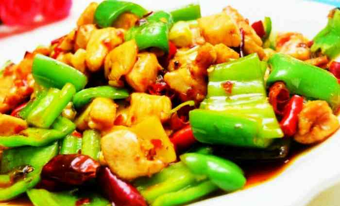 清真小炒-"一眼看去,老板就是老实巴交的买卖人,摊位.