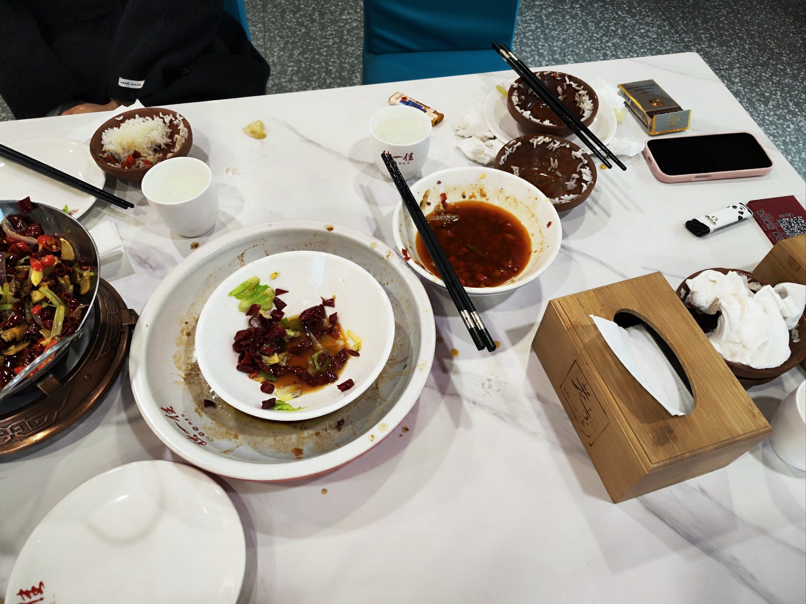 满地碗筷食渣,吃光光的一顿,好吃,爱吃