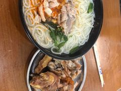 -鸿浩扒猪脚米线