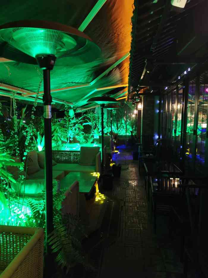 贰麻酒馆(百家湖1912店)-"贰麻酒吧的酒度数不高,适合我们这种酒量差.