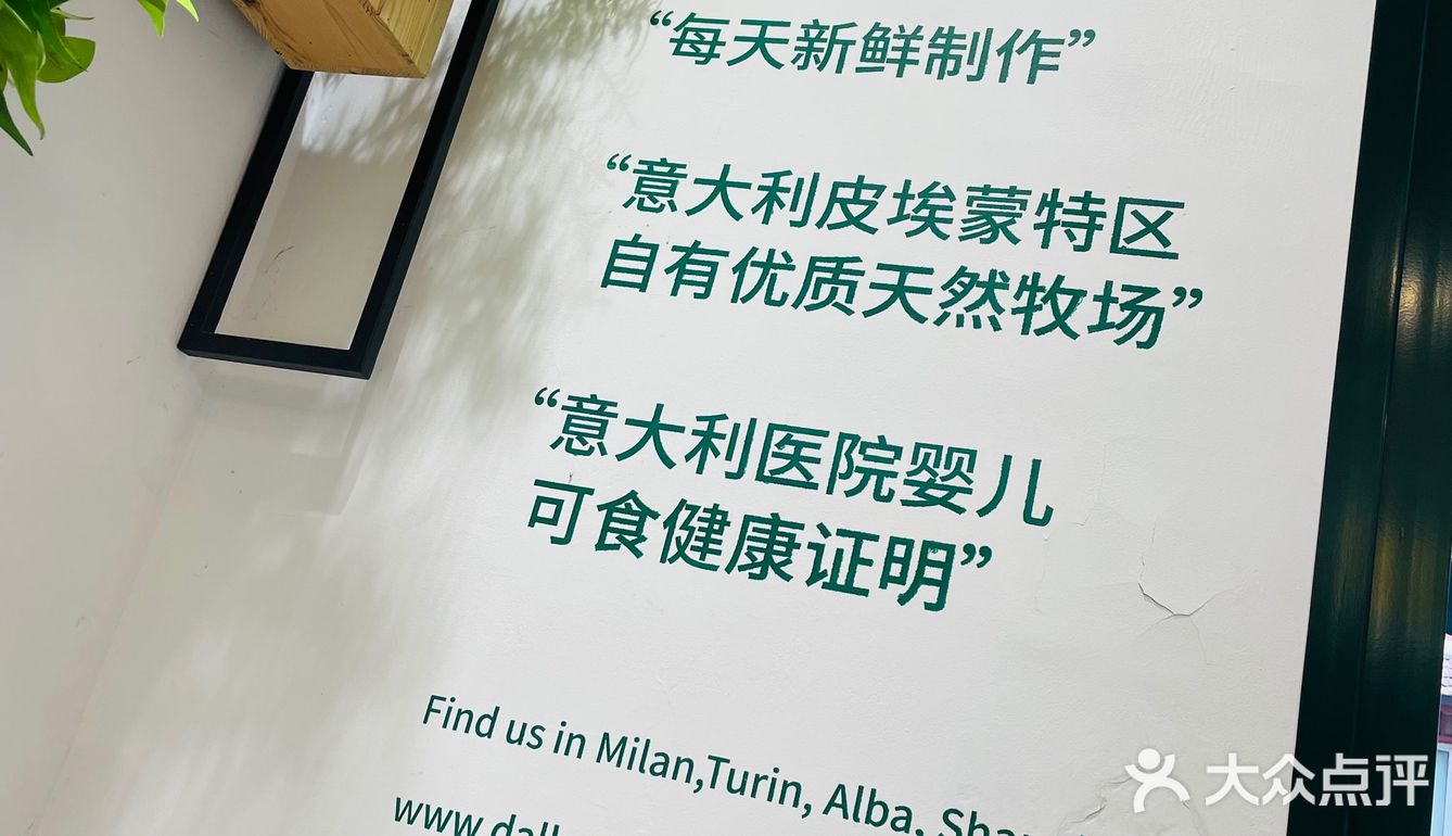 怕我吃腻还特地给我倒水～让我尝了好几种口味
