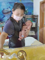 高霞阿姨给洗澡小宝好舒服-爱玛家月子中心