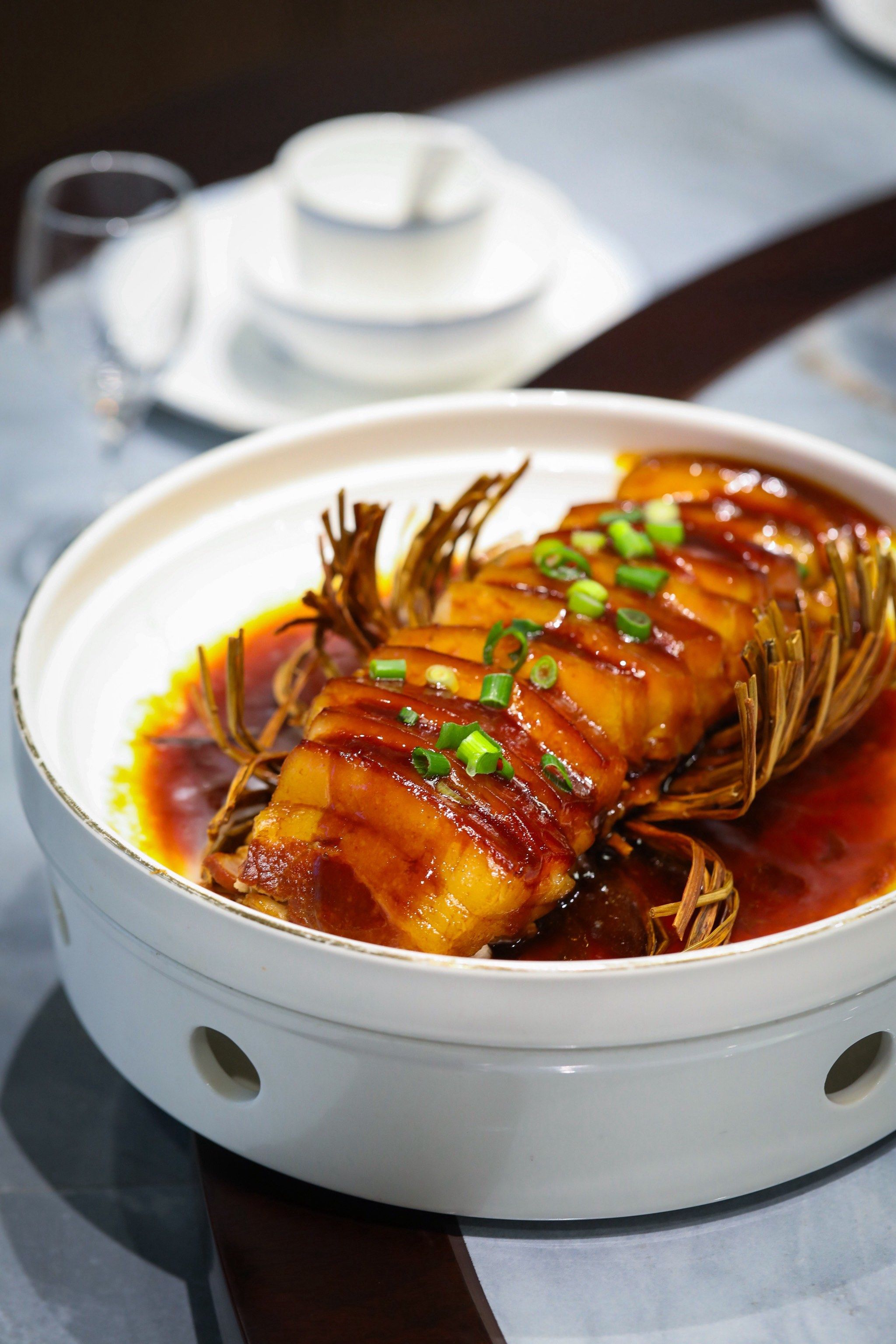 里面装修的也很有特色.很高级.
经典稻香肉:这也是他家一特色菜