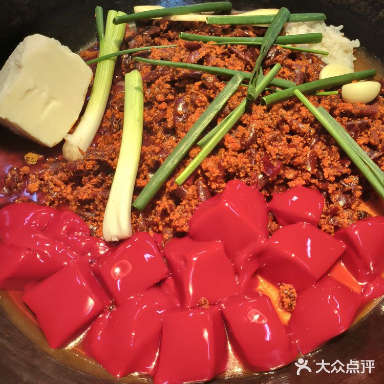 🍲 80年代怀旧风火锅！老物件+吊灯，超有代入感！🌟