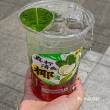 啊阿啊!!这两杯椰柠茶竟然会发光!!