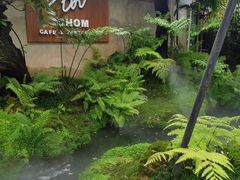 -Chom Cafe and Restaurant