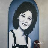 店里的唱片机和胶片相机也是真家伙，满满的复古感