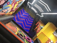 -爱蹦iBOON蹦床运动馆(江汉店)