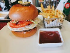 美式汉堡套餐-WOLFGANG PUCK KITCHEN & BAR(迪士尼小镇店)