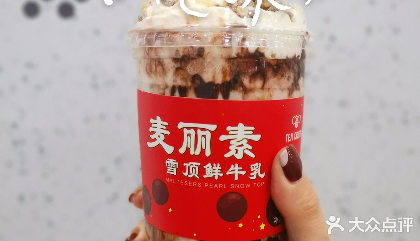 店铺装潢设计属于现代工业风，蓝色是主题色调