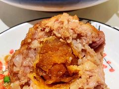 鸭蛋黄狮子头-梅飞酒家(名辉豪庭店)