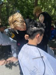 -一家只做男发烫染的店