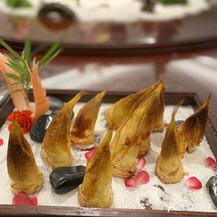 可以容纳我们部门20几号人