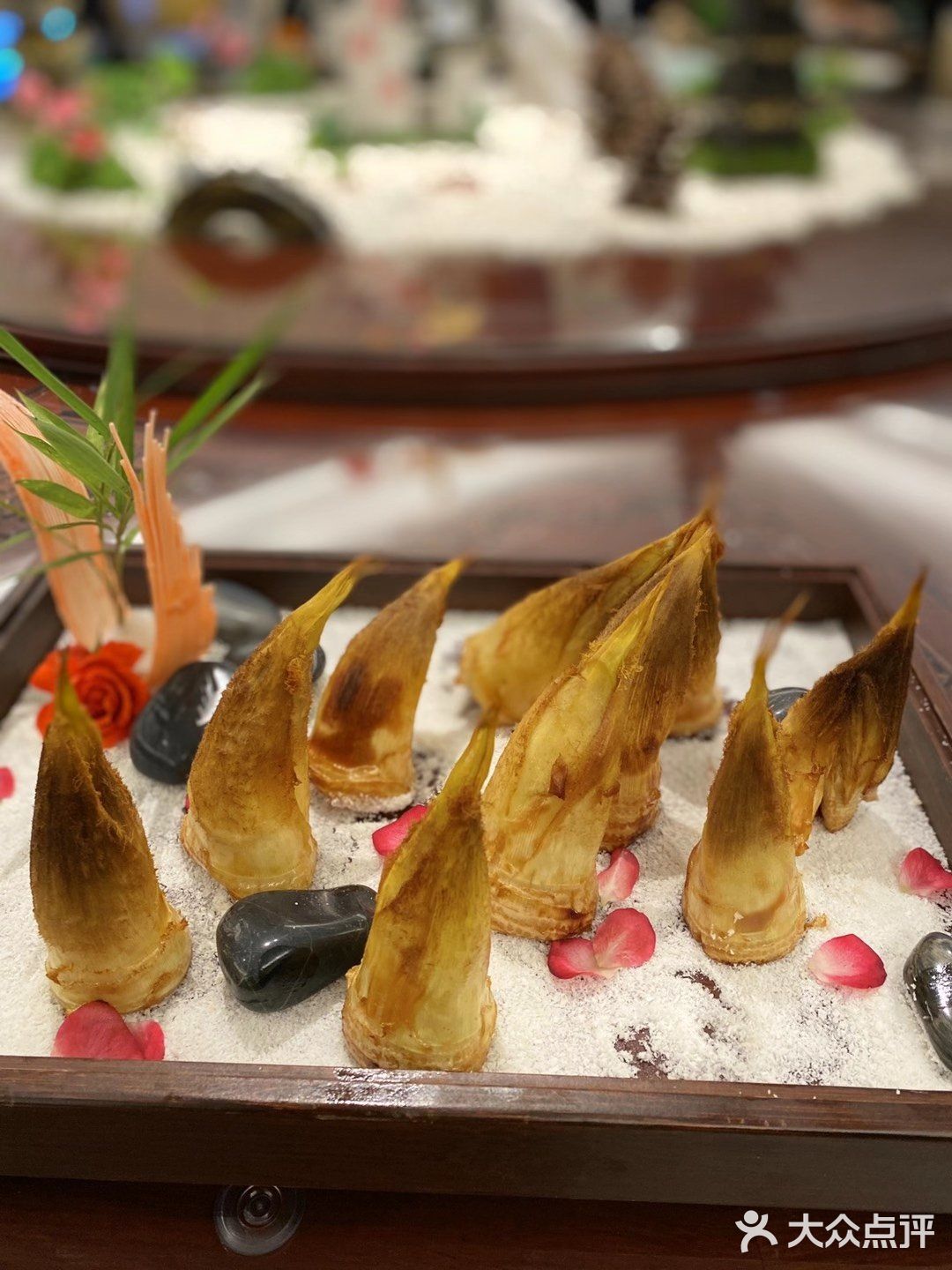 可以容纳我们部门20几号人