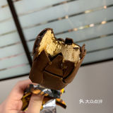 双层巧克力，一层脆皮，一层软软的