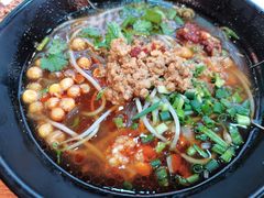-爆炸头阿姨小四川正宗川味小吃(无任何分店)