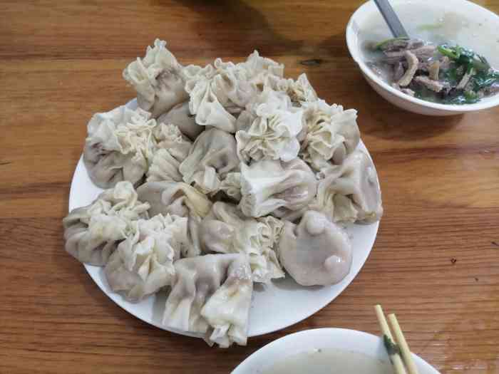 清真·包子铺-"一家苍蝇馆子类的清真老店 现在这类店在哈.