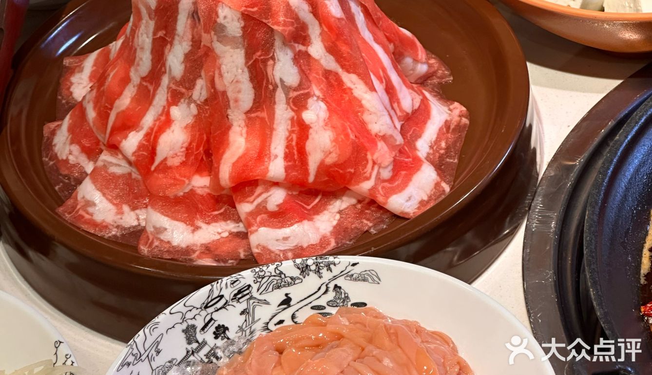 这家火锅。。。店员都被吃成好朋友拉❗️