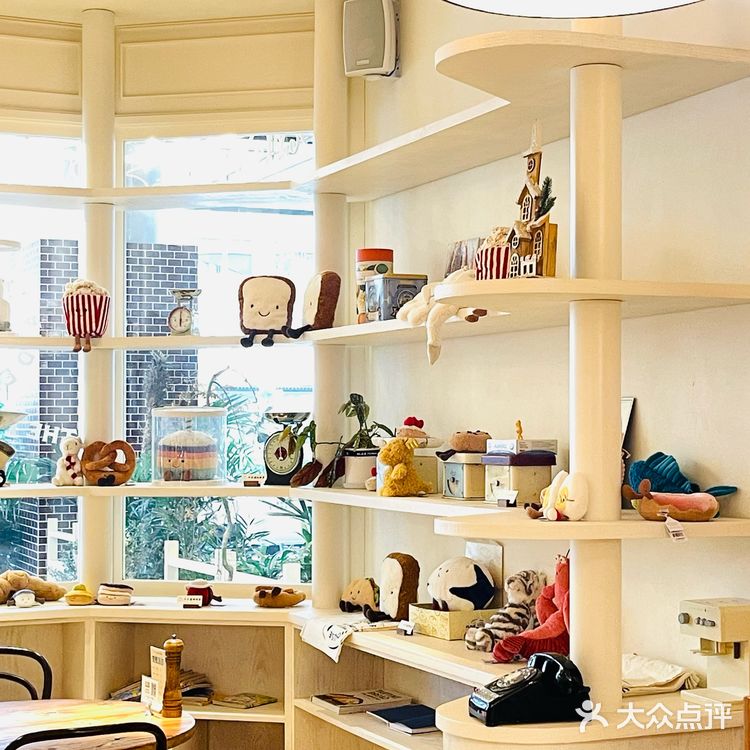 一起进入这家超出片的法式奶油风的漫画面包房