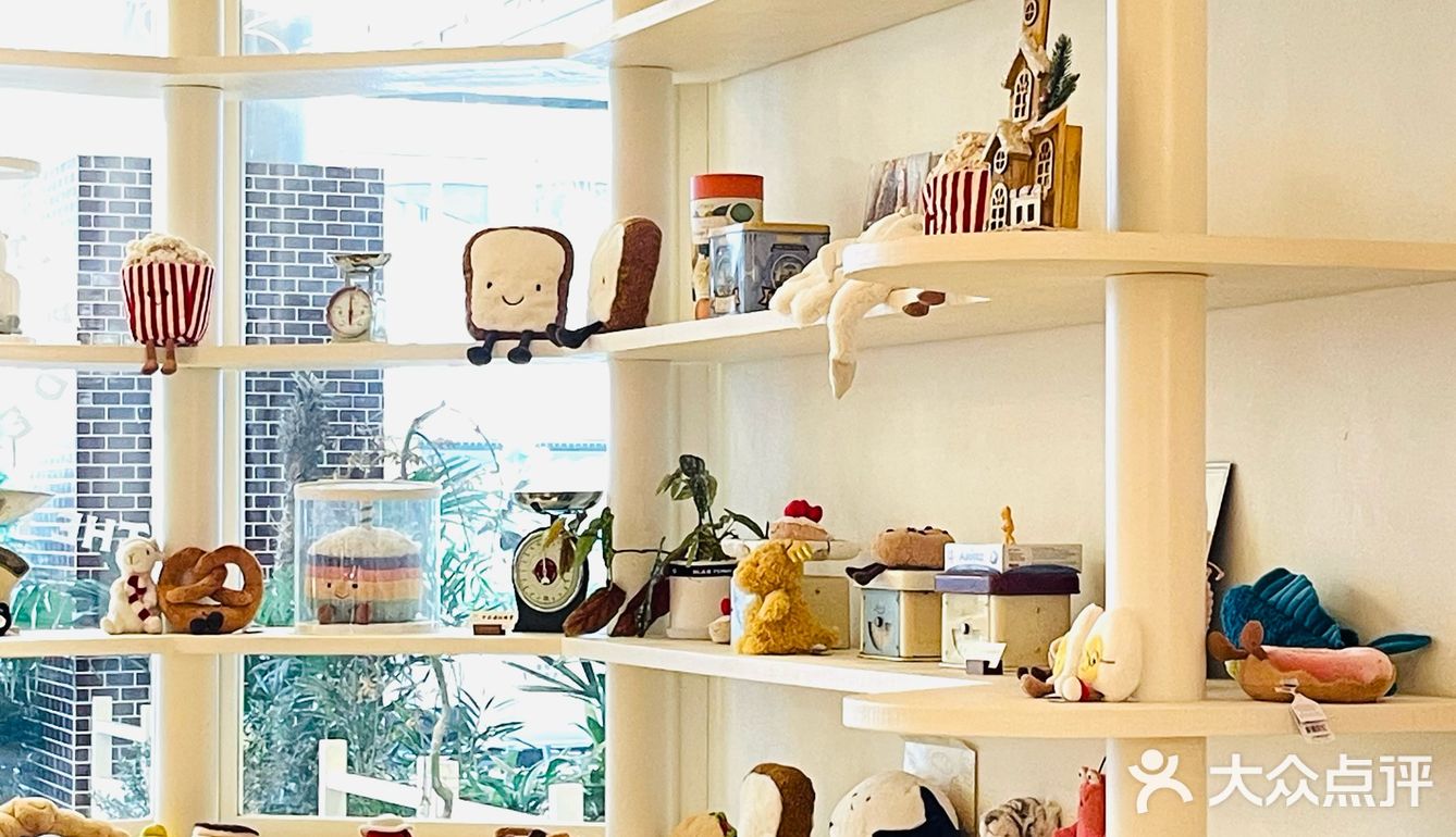 一起进入这家超出片的法式奶油风的漫画面包房