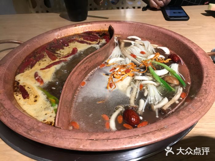 洪七公老火锅菌汤鸳鸯锅图片