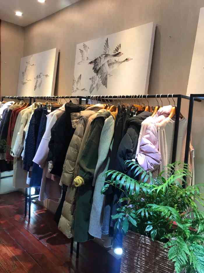 优尚女装体验馆-"环境布置的很小资,老板也笑脸相待,就是有.