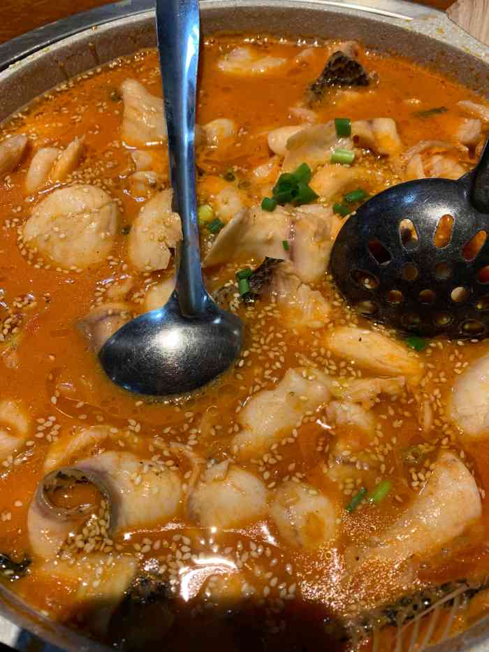 土房子怪味鱼(商英街店)-"人太多,坐吧台吃的,味道还可以,不是太辣.