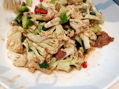 -阿瓦山寨·湘菜现炒·剁椒鱼头王(咸阳总店)