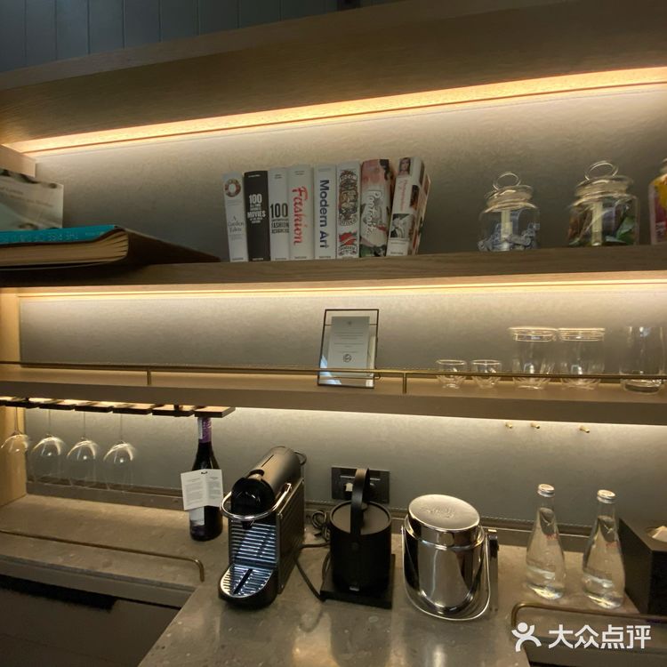 从浴缸走到浴室有点远。房间的用料扎实