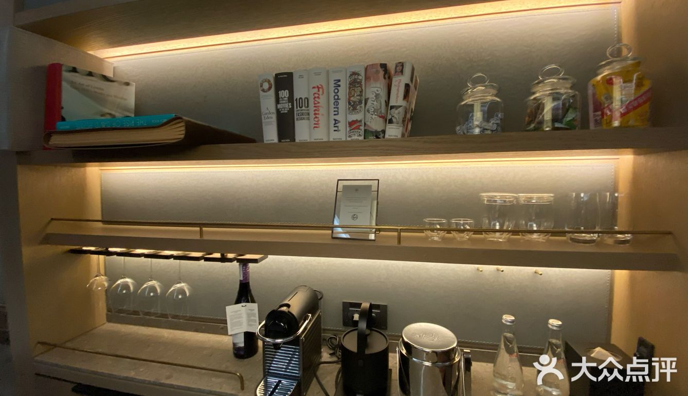 从浴缸走到浴室有点远。房间的用料扎实