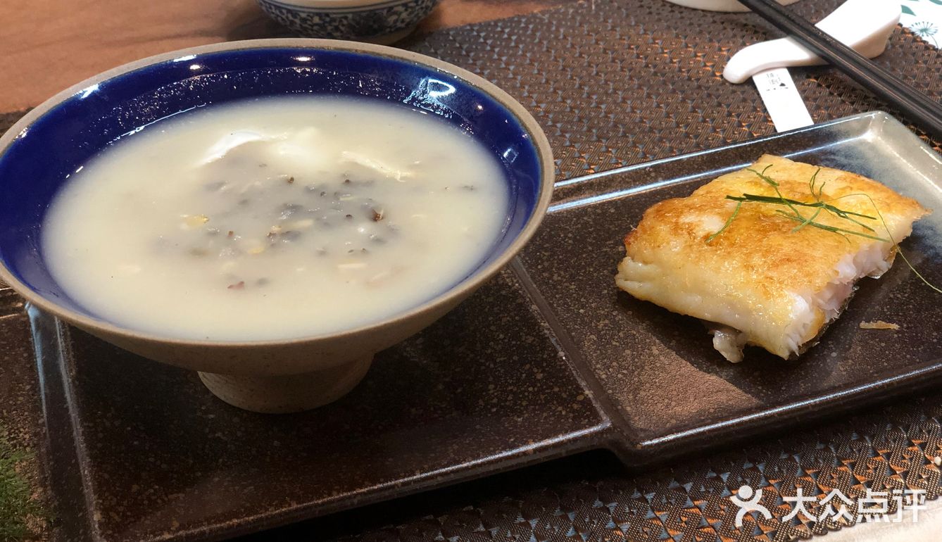 都是不一样的陈设，老板是信佛的
