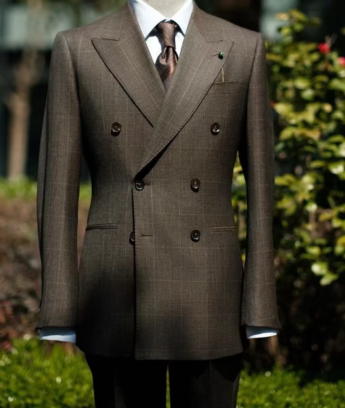 复古优雅的棕色格纹双排扣西装