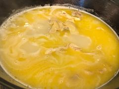 浓厚原只鸡煲花胶汤-鲜入围煮花胶鸡海鲜火锅