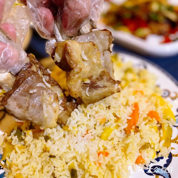 吃丝绸美食置办龙年年货就来伊带伊路喽