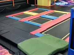 -爱蹦iBOON蹦床运动馆(江汉店)
