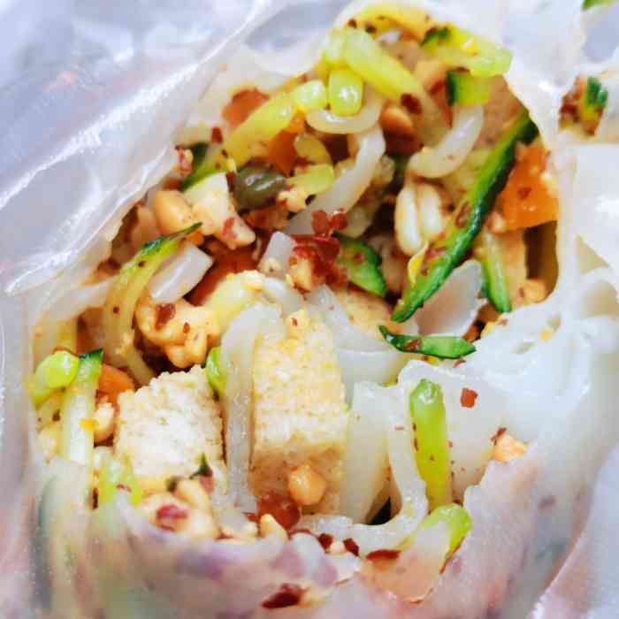 诗魅裹面皮-"去西安以前就想吃这种卷着吃的面皮,店铺在.