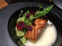 香煎三文鱼配青豆，自制番茄干，-AZUL by FUEL蓝色·法式酒馆(琶醍店)