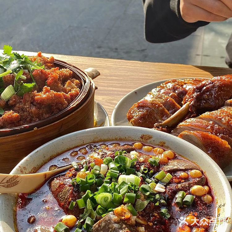 乐山本地人都在打卡的跷脚牛肉 😃