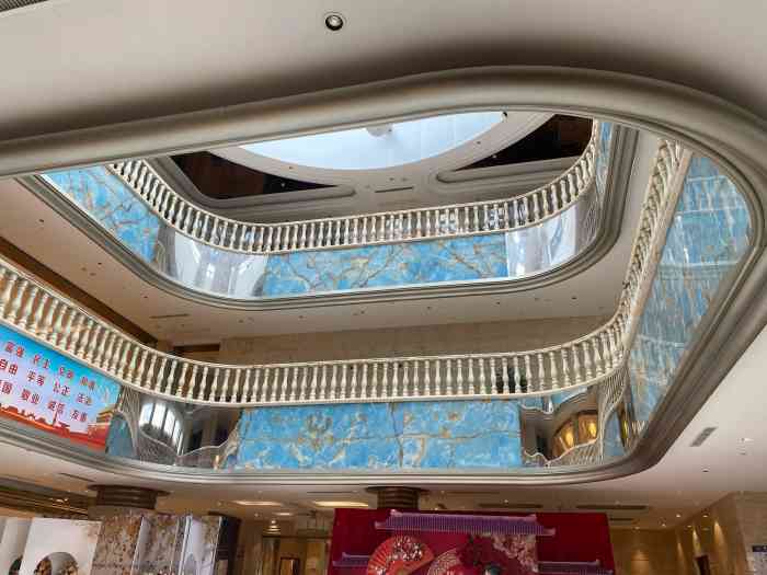 龙游县一个比较新的酒店啦2018才装修开业的外围气势比较强内部大厅