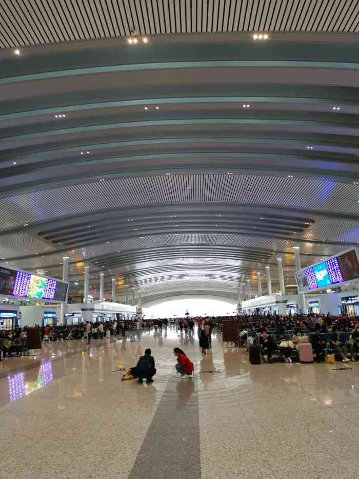 重庆西站-"重庆西站位于重庆市沙坪坝区新桥街道凤中路.