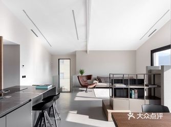 有新屋主将这里买下，他们邀请了设计师将这里重新打造