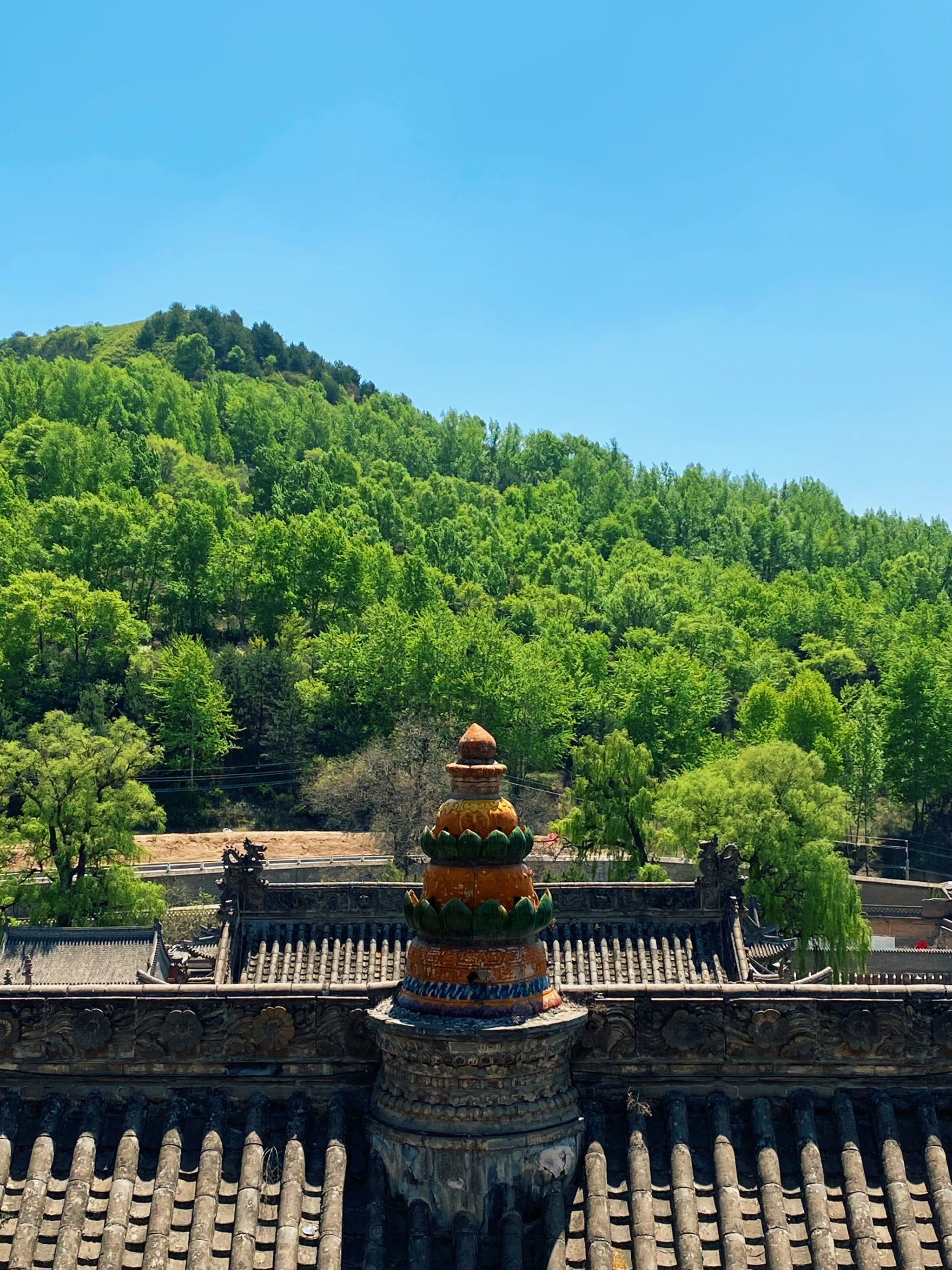 n五台山尊胜寺坐北朝南,依山而建,中轴线上七重殿宇,层层升高,依次